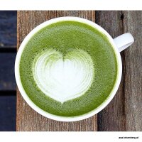 Matcha Latte im Glas serviert