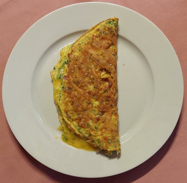 Omelette oder Rührei von 3 Eiern mit Käse oder Schinken, serviert