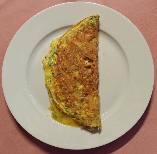 Omelette oder Rührei von 2 Eiern mit Käse oder Schinken, serviert